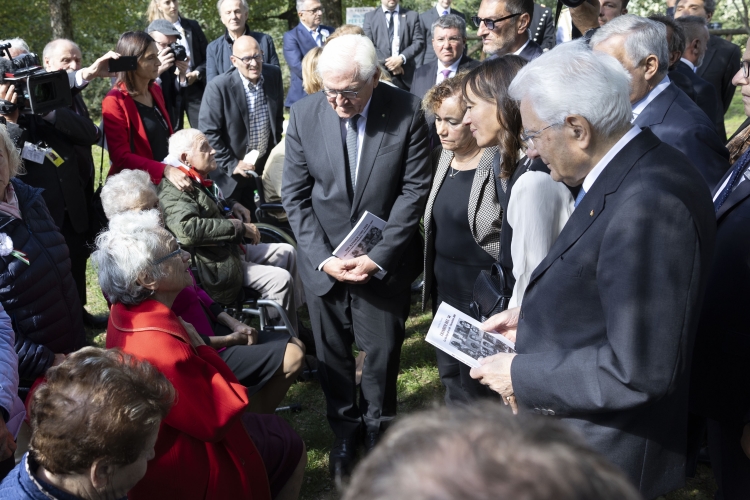 Il Presidente della Repubblica Sergio Mattarella con Frank-Walter Steinmeier, Presidente della Repubblica Federale di Germania, con salutano i familiari e i superstiti , in occasione delle celebrazioni per l’80° anniversario degli eccidi di Monte Sole