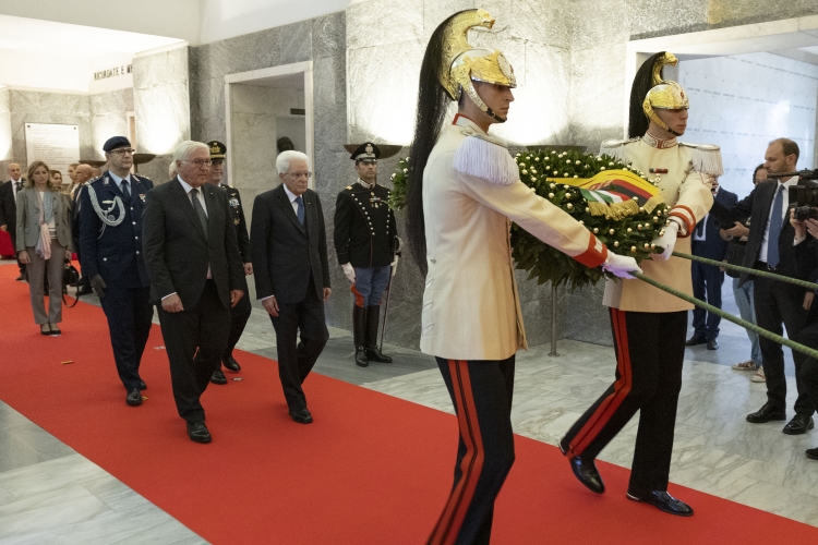 Il Presidente della Repubblica Sergio Mattarella con Frank-Walter Steinmeier, Presidente della Repubblica Federale di Germania, a Marzabotto depongono una corona nella cripta del Sacrario dei Caduti civili di Marzabotto, in occasione delle celebrazioni per l’80° anniversario degli eccidi di Monte Sole