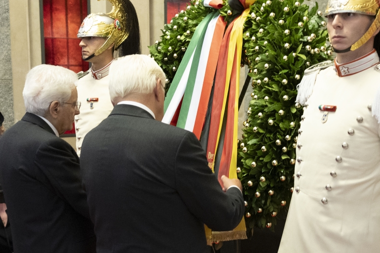 Il Presidente della Repubblica Sergio Mattarella con Frank-Walter Steinmeier, Presidente della Repubblica Federale di Germania, a Marzabotto depongono una corona nella cripta del Sacrario dei Caduti civili di Marzabotto, in occasione delle celebrazioni per l’80° anniversario degli eccidi di Monte Sole