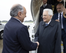 Il Presidente della Repubblica, Sergio Mattarella, all’aeroporto di Ginevra-Cointrin, accolto dall’Ambasciatore d’Italia a Berna, Gian Lorenzo Cornado.