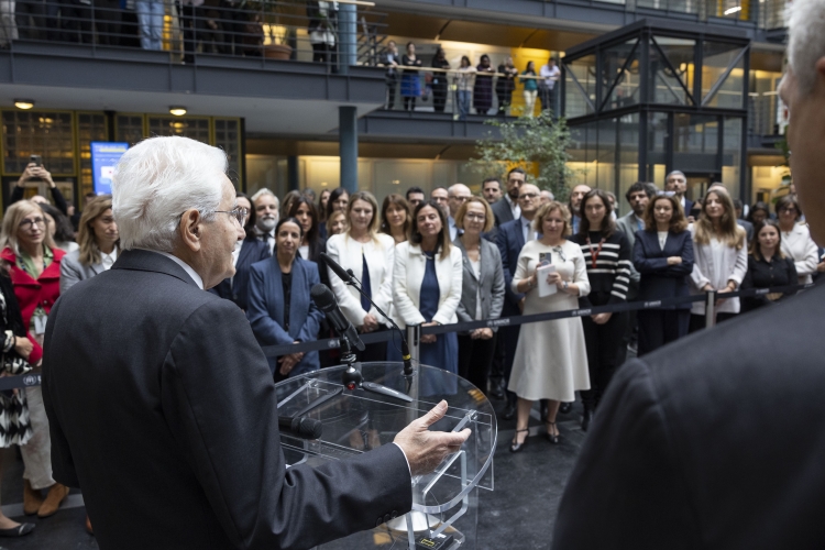 Il Presidente della Repubblica, Sergio Mattarella, saluta il personale italiano presso UNHCR.