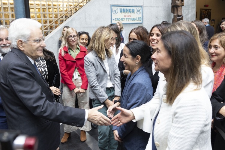 Il Presidente della Repubblica, Sergio Mattarella, saluta il personale italiano presso UNHCR.