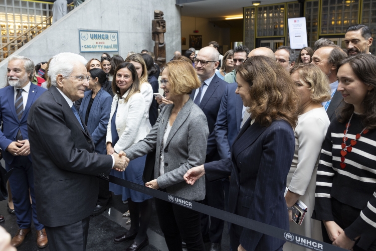 Il Presidente della Repubblica, Sergio Mattarella, saluta il personale italiano presso UNHCR.