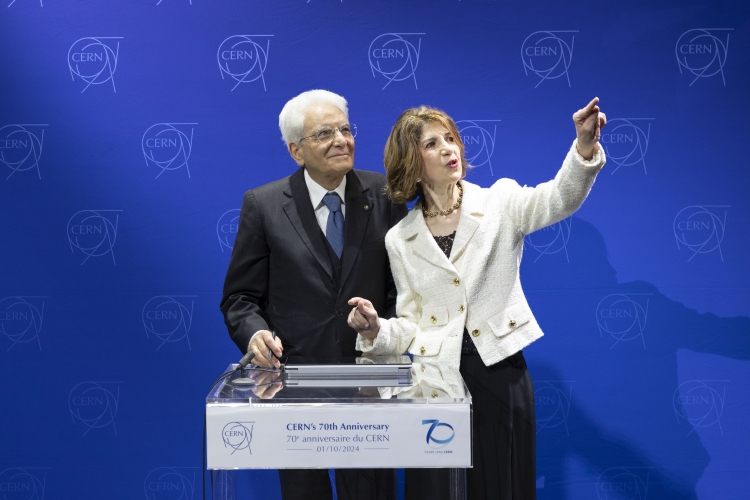 Il Presidente della Repubblica, Sergio Mattarella, al Globe of Science and Innovation presso il Centro Europeo per la Ricerca Nucleare (CERN), con Fabiola Gianotti, Direttrice Generale.