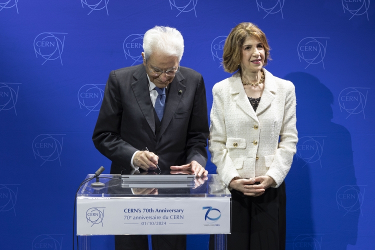 Il Presidente della Repubblica, Sergio Mattarella, al Globe of Science and Innovation presso il Centro Europeo per la Ricerca Nucleare (CERN), con Fabiola Gianotti, Direttrice Generale.