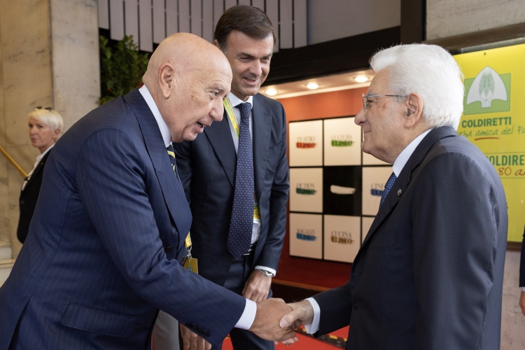 Il Presidente della Repubblica, Sergio Mattarella, con Vincenzo Gesmundo, Segretario generale Coldiretti, in occasione degli 80 anni della Coldiretti.
