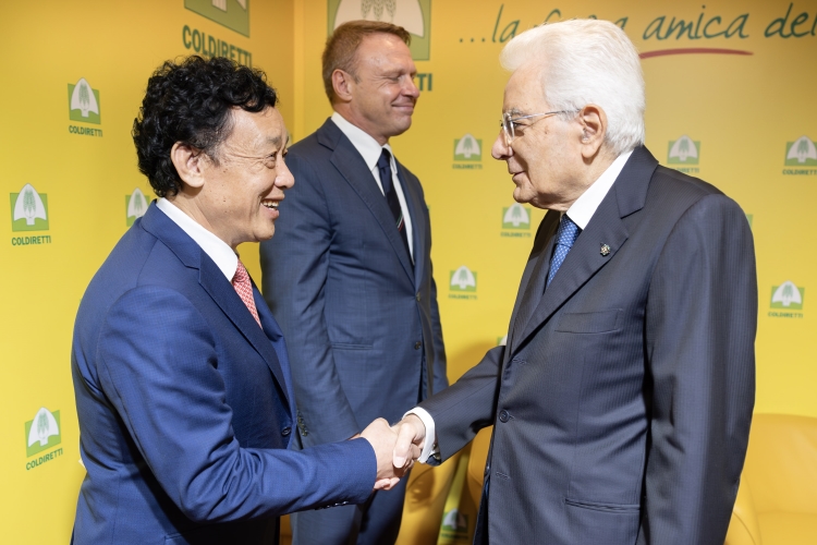 Il Presidente della Repubblica, Sergio Mattarella, con Qu Dongyu, Direttore generale della FAO, in occasione degli 80 anni della Coldiretti.
