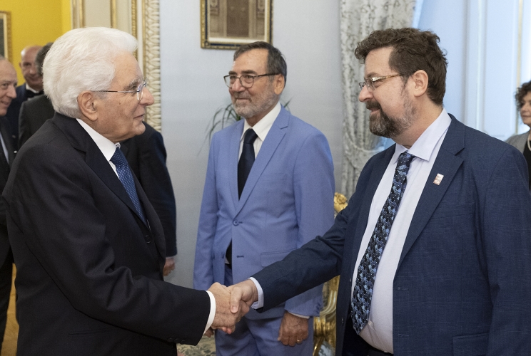 Il Presidente Sergio Mattarella saluta Peter Asaro, Vice direttore Campaga internazionale Stop Killer Robots e Colomba d'Oro per la Pace 2024