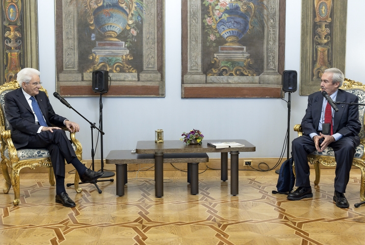 Il Presidente Sergio Mattarella con Fabrizio Battistelli, Presiente Archivio Disarmo