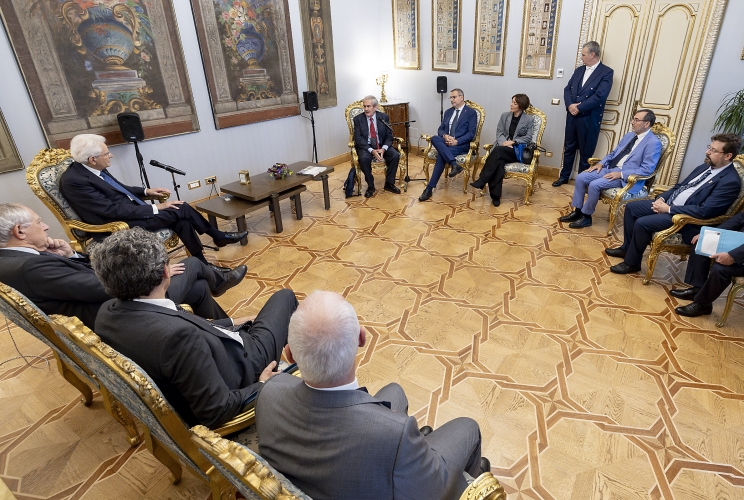 Il Presidente Sergio Mattarella con Fabrizio Battistelli, Presiente Archivio Disarmo, Maurizio Simoncelli, Vice Presidente, Francesca Farruggia, Segretaria Generale, Simone Gamberini, Presidente LEGACOOP e Peter Asaro, Vice direttore Campaga internazionale Stop Killer Robots e Colomba d'Oro per la Pace 2024