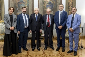 Il Presidente Sergio Mattarella con Fabrizio Battistelli, Presiente Archivio Disarmo, Maurizio Simoncelli, Vice Presidente, Francesca Farruggia, Segretaria Generae, Simone Gamberini, Presidente LEGACOOP,  e Peter Asaro, Vice direttore Campaga internazionale Stop Killer Robots e Colomba d'Oro per la Pace 2024, al  termine dell'incontro