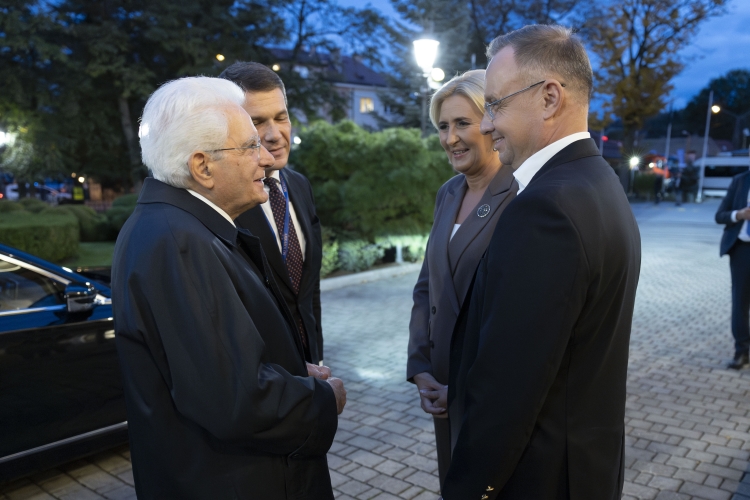 Il Presidente della Repubblica Sergio Mattarella accolto da Andrzej Duda,Presidente della Repubblica di Polonia, in occasione della partecipazione alla XIX Riunione dei Capi di Stato del Gruppo Arraiolos
