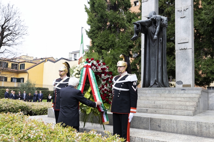 Il Presidente della Repubblica Sergio Mattarella depone una corona di fiori al Monumento ai Piccoli Martiri di Gorla 
