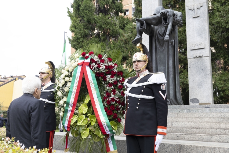 Il Presidente della Repubblica Sergio Mattarella depone una corona di fiori al Monumento ai Piccoli Martiri di Gorla 

