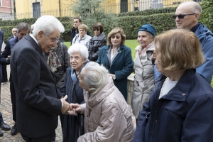 Il Presidente della Repubblica Sergio Mattarella con i familiari delle vittime e il superstite della Strage di Gorla
