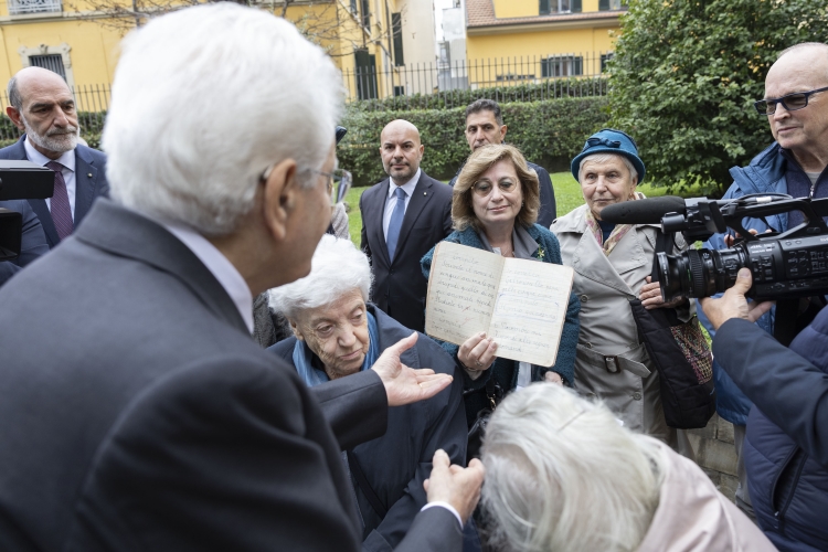 Il Presidente della Repubblica Sergio Mattarella con i familiari delle vittime e il superstite della Strage di Gorla
