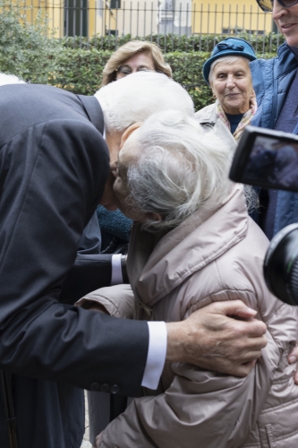 Il Presidente della Repubblica Sergio Mattarella con i familiari delle vittime e il superstite della Strage di Gorla
