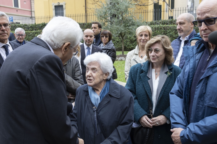 Il Presidente della Repubblica Sergio Mattarella con i familiari delle vittime e il superstite della Strage di Gorla