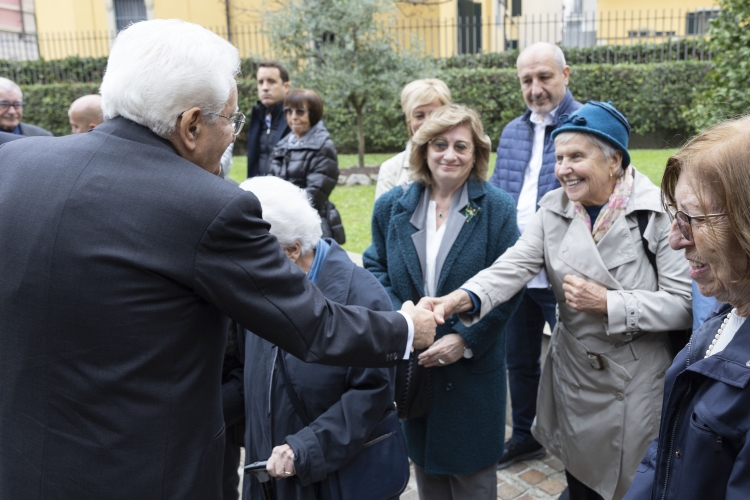 Il Presidente della Repubblica Sergio Mattarella con i familiari delle vittime e il superstite della Strage di Gorla