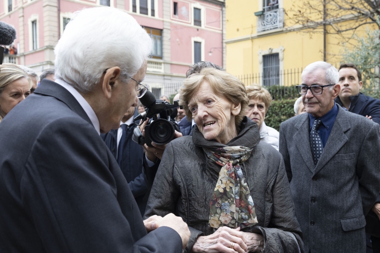 Il Presidente della Repubblica Sergio Mattarella con i familiari delle vittime e il superstite della Strage di Gorla