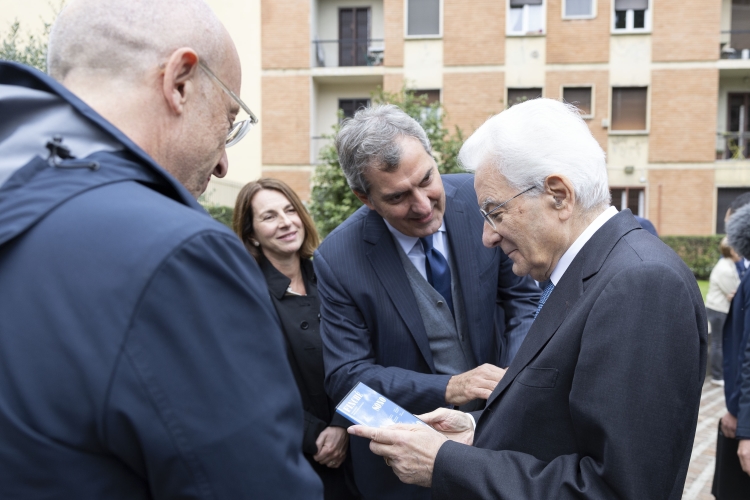 Il Presidente della Repubblica Sergio Mattarella riceve dal giornalista Mario Calabresi un dvd documentario sulla strage di Gorla
