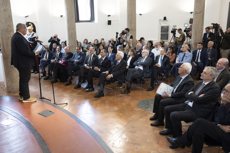 Il Presidente della Repubblica, Sergio Mattarella, al centro orientamento immigrati della Fondazione Culturale Ambrosianeum