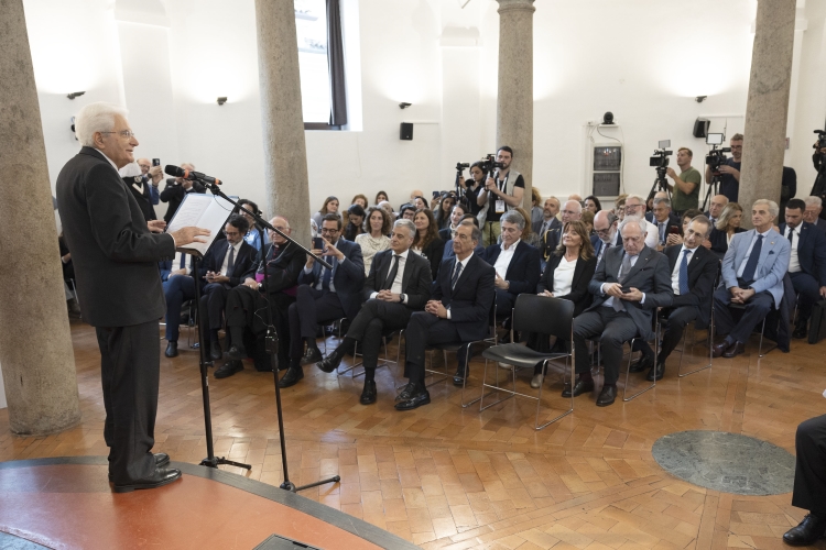 Il Presidente della Repubblica, Sergio Mattarella, al centro orientamento immigrati della Fondazione Culturale Ambrosianeum