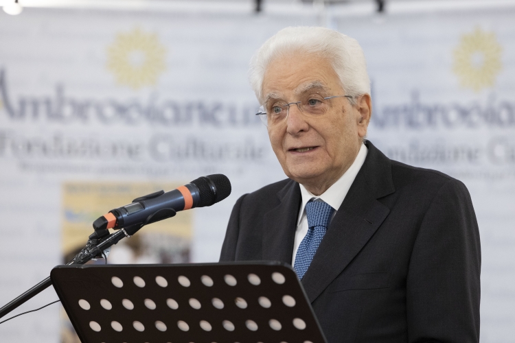 Il Presidente della Repubblica, Sergio Mattarella, al centro orientamento immigrati della Fondazione Culturale Ambrosianeum