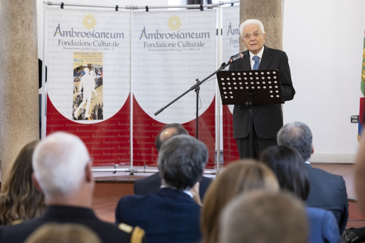 Il Presidente della Repubblica, Sergio Mattarella, al centro orientamento immigrati della Fondazione Culturale Ambrosianeum