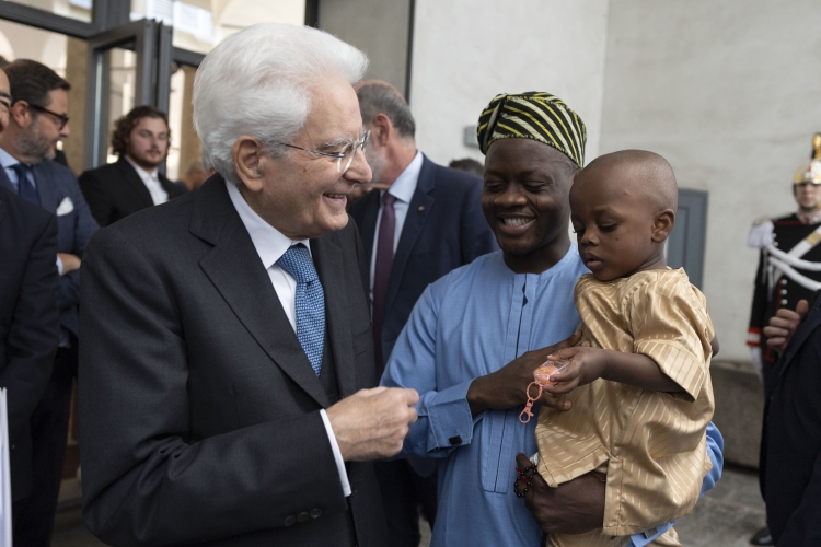 Il Presidente della Repubblica, Sergio Mattarella, al centro orientamento immigrati della Fondazione Culturale Ambrosianeum