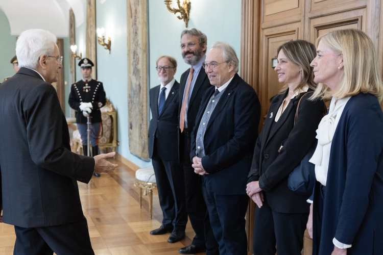 Il Presidente della Repubblica Sergio Mattarella con Roberto Antonelli, Presidente dell’Accademia Nazionale dei Lincei,Marco Tirelli, Presidente dell’Accademia Nazionale di San Luca, Michele dall’Ongaro, Presidente dell’Accademia Nazionale di Santa Cecilia, Silvia Cappellini Sinopoli, madrina della Borsa di Studio in memoria del Maestro Giuseppe Sinopoli e con Francesca Petrassi, madrina della Borsa di studio in memoria del Maestro Goffredo Petrassi
