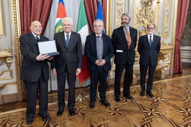 Il Presidente della Repubblica, Sergio Mattarella, consegna il Premio Accademia di Santa Cecilia anno 2022 ad Alberto Basso
