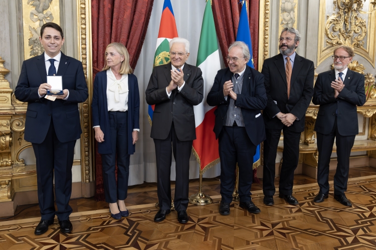 Il Presidente della Repubblica, Sergio Mattarella, consegna il Premio Borsa Petrassi anno 2022 a Francesco Vitucci
