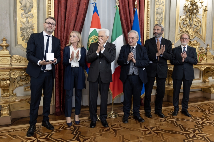 Il Presidente della Repubblica, Sergio Mattarella, consegna il Premio Borsa Petrassi anno 2023 a Pasquale Punzo

