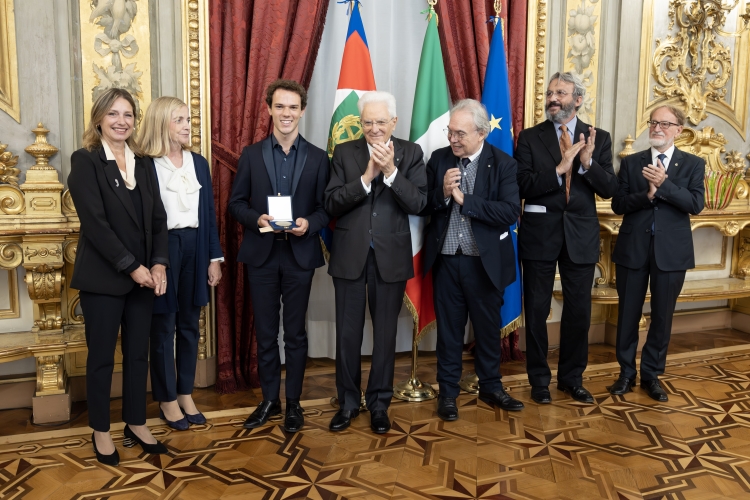 Il Presidente della Repubblica, Sergio Mattarella, consegna il Premio Borsa Sinopoli anno 2023 a Gabriele Strata
