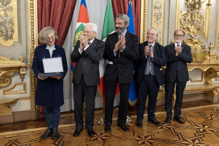 Il Presidente della Repubblica, Sergio Mattarella, consegna il Premio Accademia di San Luca anno 2022 a Eva Marisaldi (classe di scultura)
