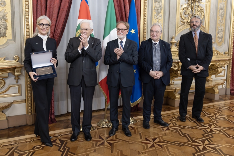Il Presidente della Repubblica, Sergio Mattarella, consegna il Premio Accademia dei Lincei anno 2023 a Luisa Torsi (classe di scienze fisiche, matematiche e naturali)
