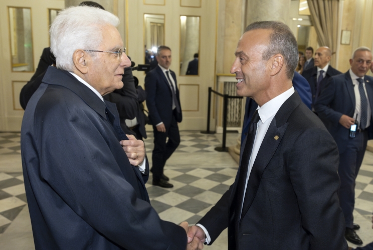 Il Presidente della Repubblica Sergio Mattarella accolto da Nicola Bertinelli, Presidente del Consorzio Parmigiano Reggiano, alla celebrazione del 90° anniversario della fondazione del Consorzio Parmigiano Reggiano