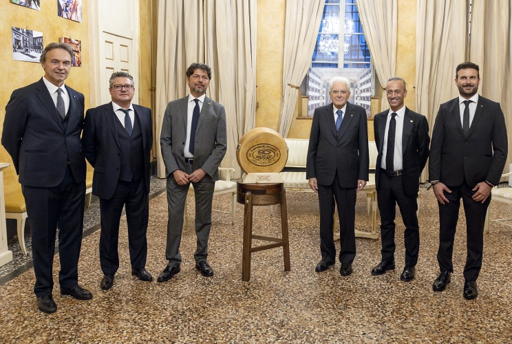 Il Presidente della Repubblica Sergio Mattarella con Nicola Bertinelli, Presidente del Consorzio Parmigiano Reggiano, Kristian Minelli,  Guglielmo Garagnani Alessandro Bezzi, Vice Presidenti del Consorzio Parmigiano Reggiano, Riccardo Deserti, Direttore generale del Consorzio Parmigiano Reggiano, alla celebrazione del 90° anniversario della fondazione del Consorzio Parmigiano Reggiano