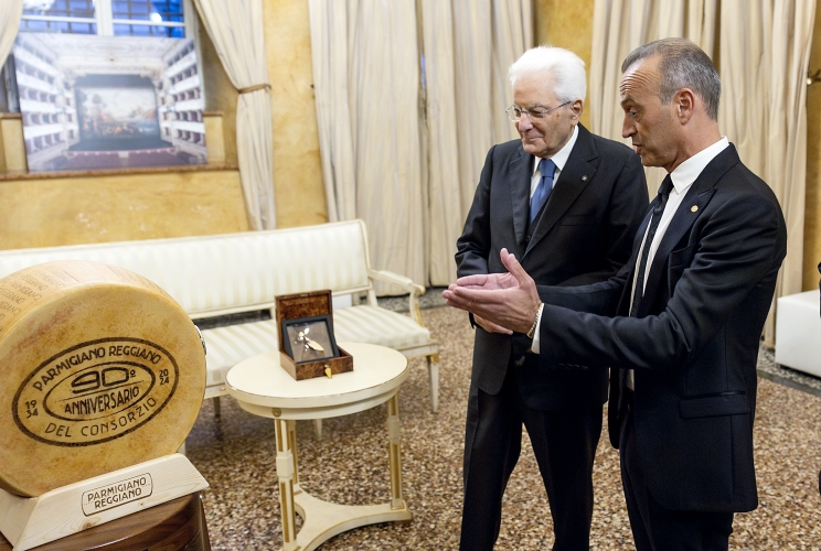 Il Presidente della Repubblica Sergio Mattarella con Nicola Bertinelli, Presidente del Consorzio Parmigiano Reggiano, alla celebrazione del 90° anniversario della fondazione del Consorzio Parmigiano Reggiano