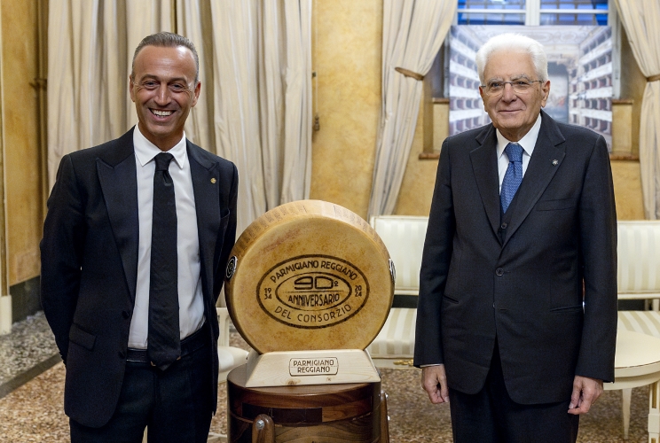 Il Presidente della Repubblica Sergio Mattarella con Nicola Bertinelli, Presidente del Consorzio Parmigiano Reggiano, alla celebrazione del 90° anniversario della fondazione del Consorzio Parmigiano Reggiano