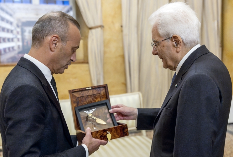 Il Presidente della Repubblica Sergio Mattarella con Nicola Bertinelli, Presidente del Consorzio Parmigiano Reggiano, alla celebrazione del 90° anniversario della fondazione del Consorzio Parmigiano Reggiano