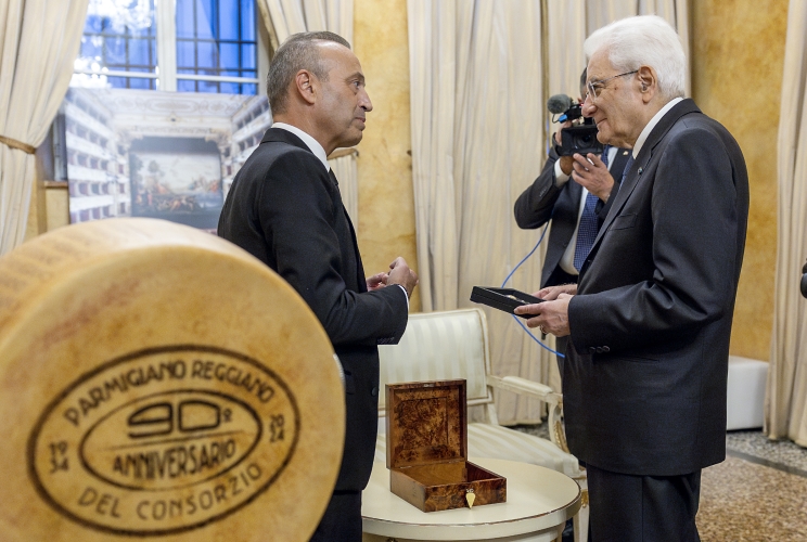 Il Presidente della Repubblica Sergio Mattarella con Nicola Bertinelli, Presidente del Consorzio Parmigiano Reggiano, alla celebrazione del 90° anniversario della fondazione del Consorzio Parmigiano Reggiano