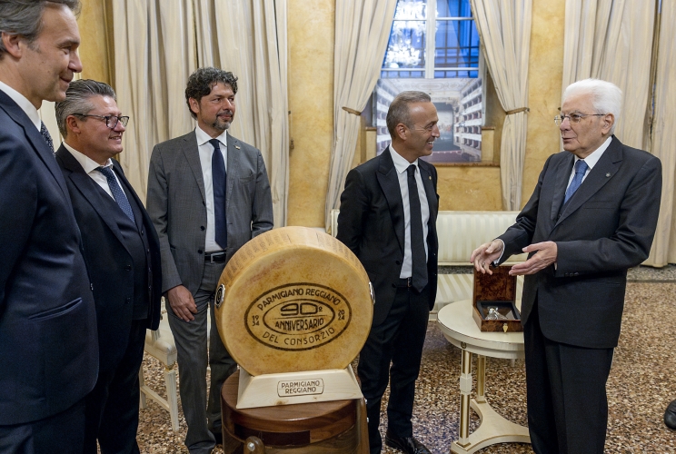 Il Presidente della Repubblica Sergio Mattarella con Nicola Bertinelli, Presidente del Consorzio Parmigiano Reggiano, alla celebrazione del 90° anniversario della fondazione del Consorzio Parmigiano Reggiano