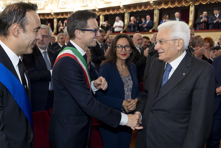 Il Presidente della Repubblica Sergio Mattarella con Michele Guerra, Sindaco di Parma,  Alessandro Fadda, Presidente della Provincia di Parma e Irene Priolo, Presidente f.f. della Regione Emilia Romagna, alla celebrazione del 90° anniversario della fondazione del Consorzio Parmigiano Reggiano