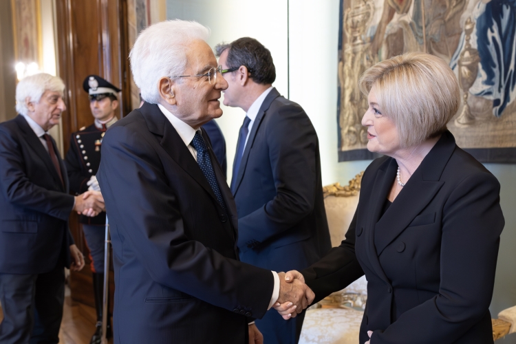 Il Presidente della Repubblica Sergio Mattarella con Marina Calderone, Ministro del lavoro e delle politiche sociali, in occasione della cerimonia di consegna delle Stelle al Merito del Lavoro per l’anno 2024.
