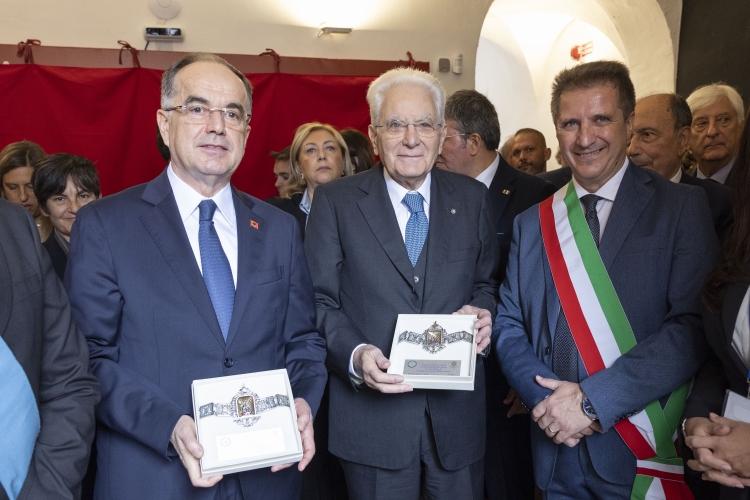 Il Presidente della Repubblica Sergio Mattarella con Bajram Begaj, Presidente della Repubblica d’Albania e con Rosario Petta, Sindaco di Piana degli Albanesi
