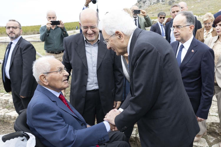Il Presidente della Repubblica Sergio Mattarella con Bajram Begaj, Presidente della Repubblica d’Albania a Portella della Ginestra salutano un superstite della strage

