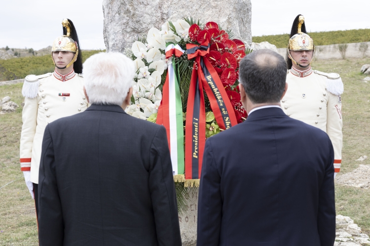 Il Presidente della Repubblica Sergio Mattarella con Bajram Begaj, Presidente della Repubblica d’Albania a Portella della Ginestra depongono una corona di fiori sul cippo che ricorda le vittime della strage
