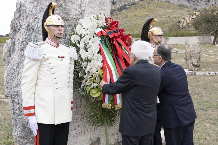Il Presidente della Repubblica Sergio Mattarella con Bajram Begaj, Presidente della Repubblica d’Albania a Portella della Ginestra depongono una corona di fiori sul cippo che ricorda le vittime della strage
